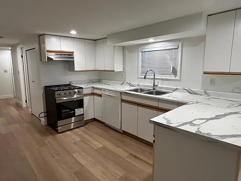 1328 Maple St — Photo 10
