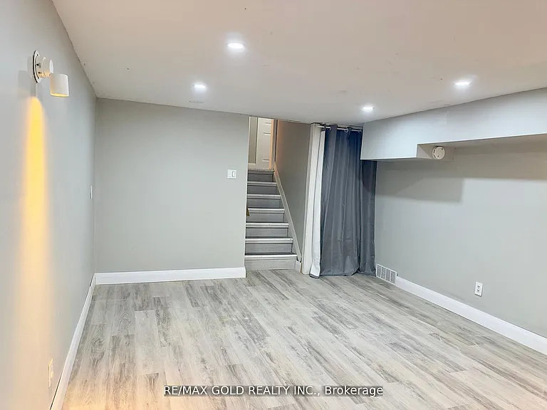 156 Mooregate Cres #LOWER — Photo 13