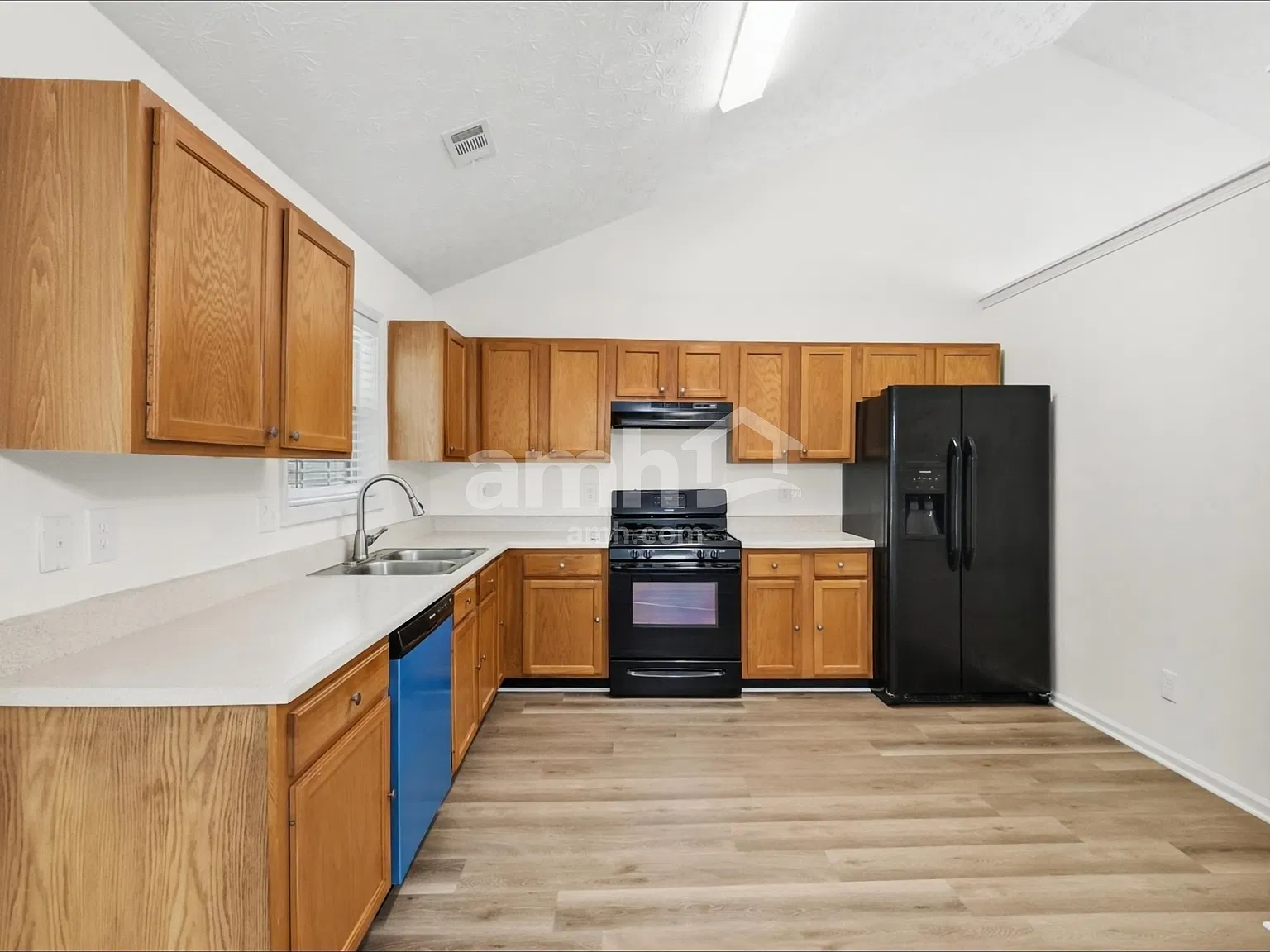 4 bed, 2.0 bath, 1987 sqft, $2,365 — Photo 4