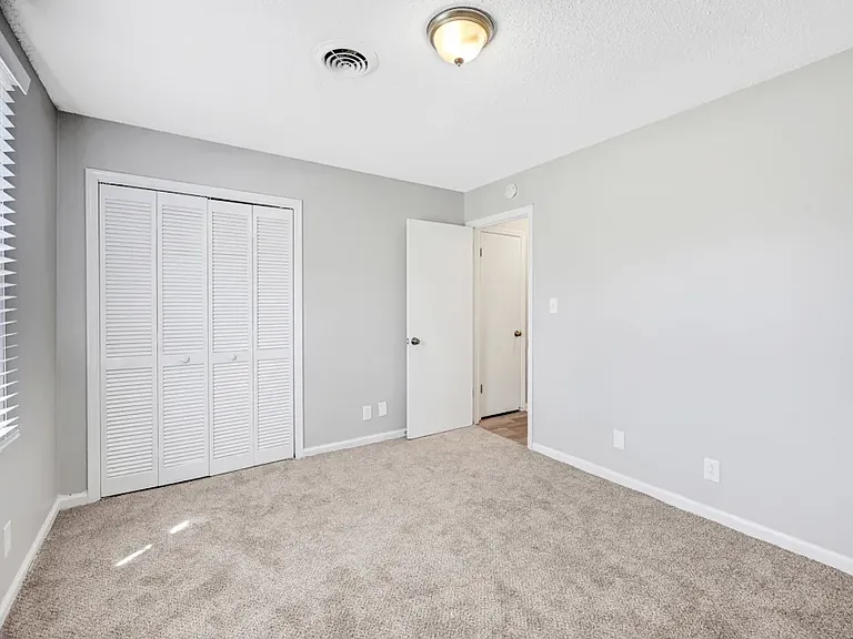 733 Lake Terrace Dr — Photo 3