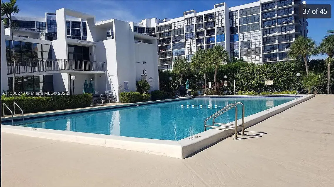 800 Parkview Dr — Photo 1