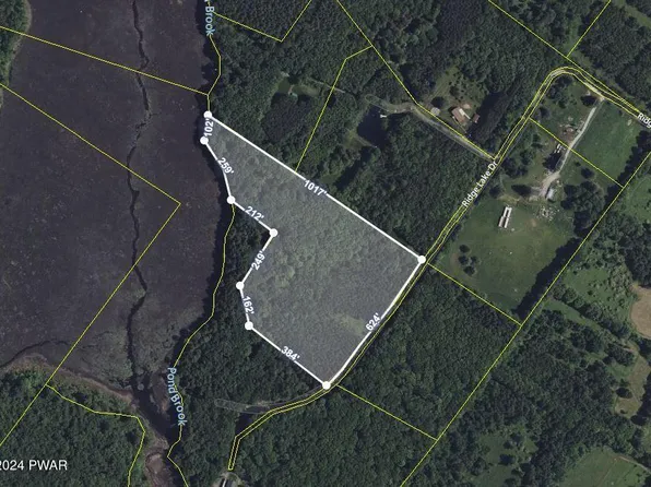 202 Ridge Lake Dr, Honesdale, PA 18431