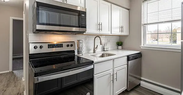 Liberty Square Apartments — Photo 1
