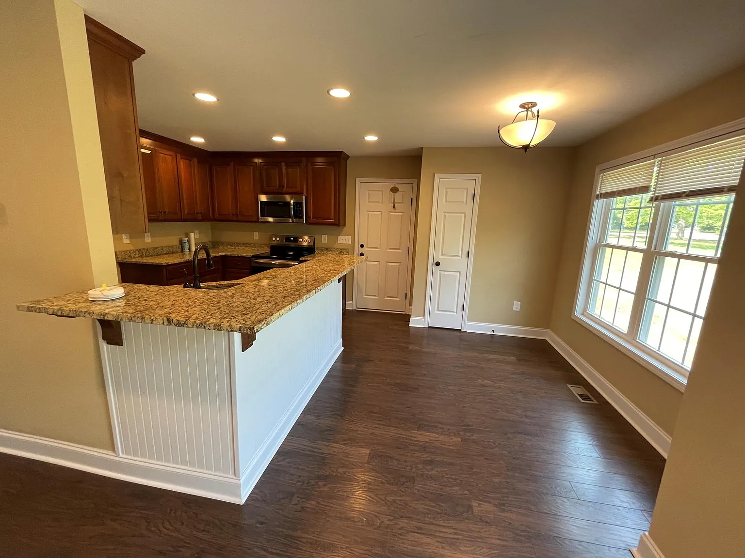 5 bed, 2248 sqft, $3,200 — Photo 4