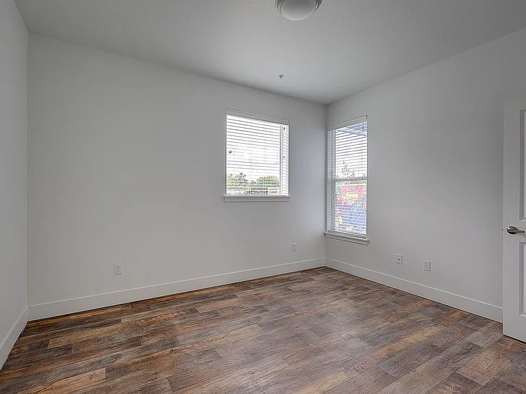 5511 NE 17th Ave — Photo 10