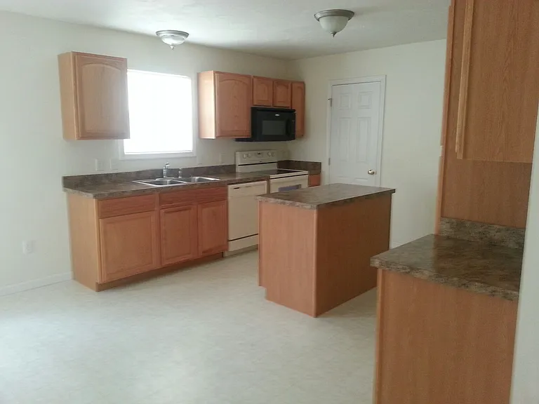 37 Cougar Dr — Photo 2