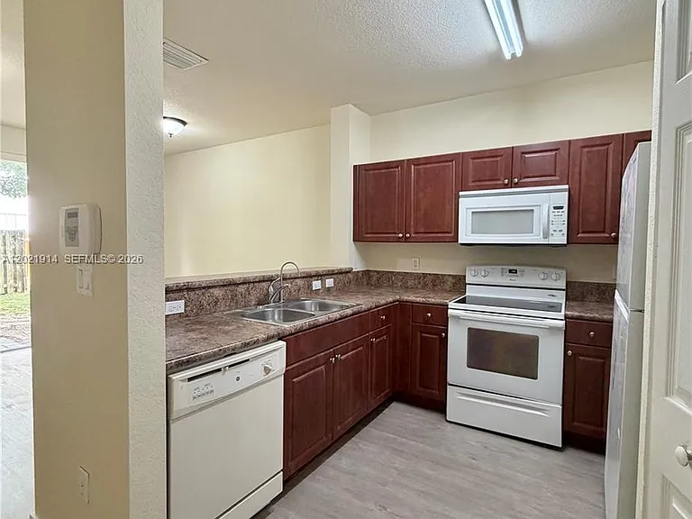 2885 SE 1st Dr #1 — Photo 2