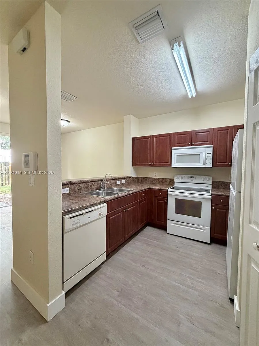 Building Photo - 2885 SE 1st Dr #1
