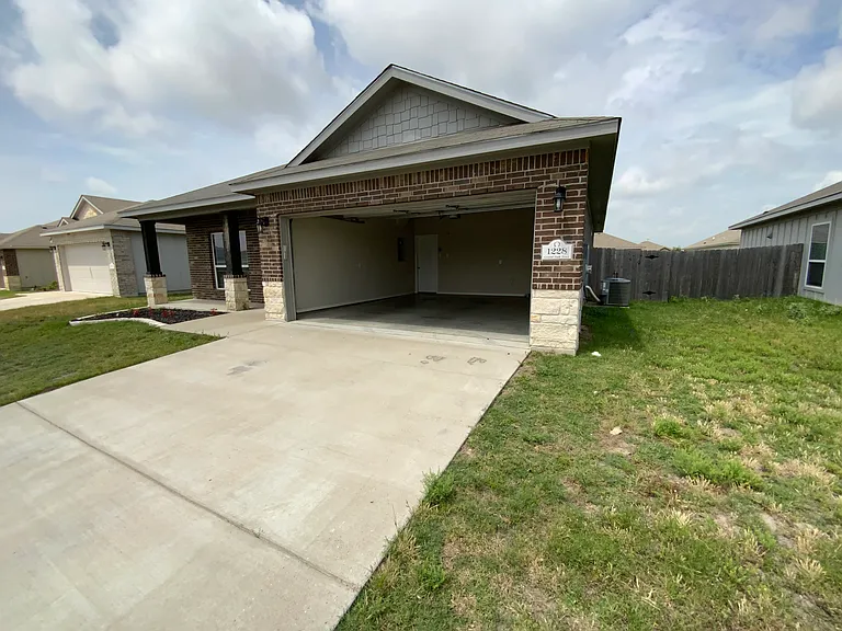 1228 Grand Oak Trl — Photo 1