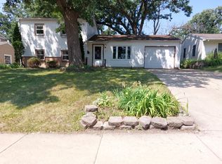 10 Timber Trl, Streamwood, IL 60107