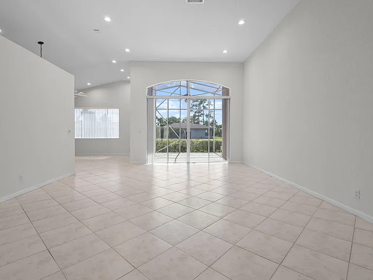7835 NW 78th Ave — Photo 3