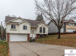 4613 N View Dr, Omaha, NE 68134