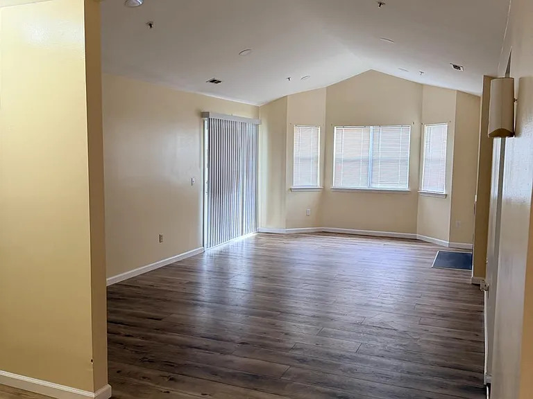 343 Ventnor Ct — Photo 3