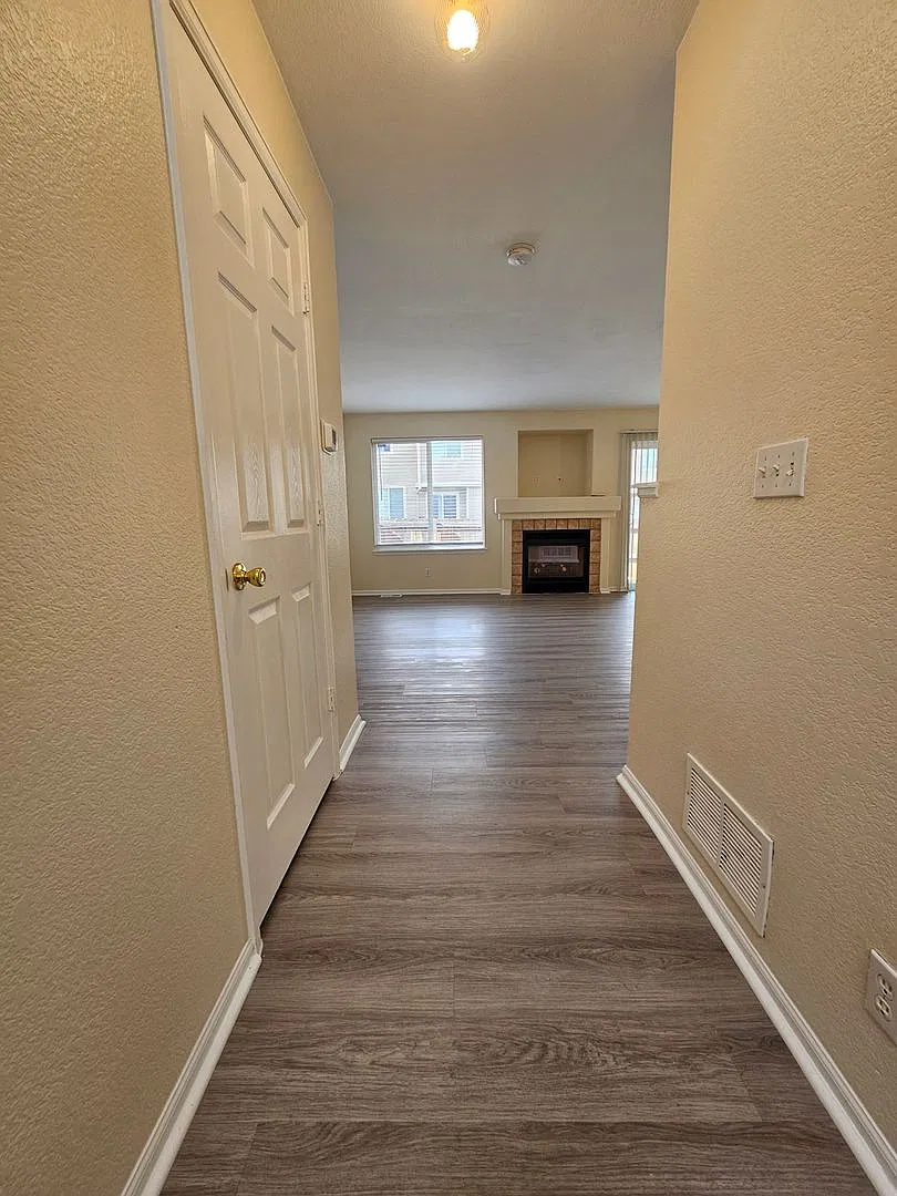 Adorable & Roomy 3 Bed 2 1/2 Bath Townhome Steps From Buckley AFB — Photo 3