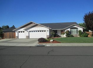 2074 SW Colorado Ln, Grants Pass, OR 97527