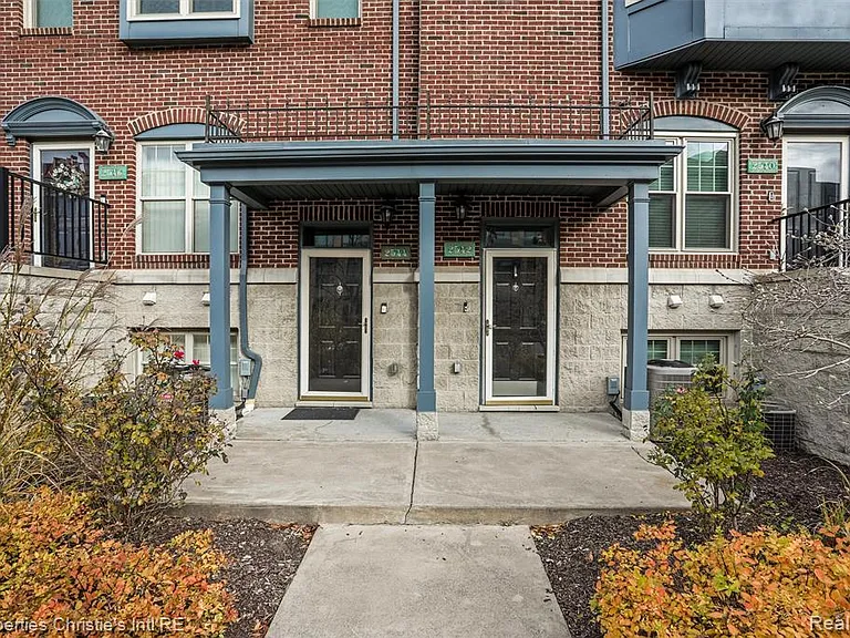 2542 Woodward Ave — Photo 2