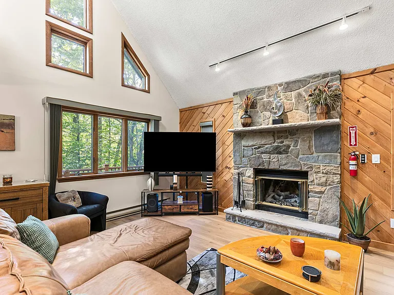 2174 Lakeview Dr E — Photo 16
