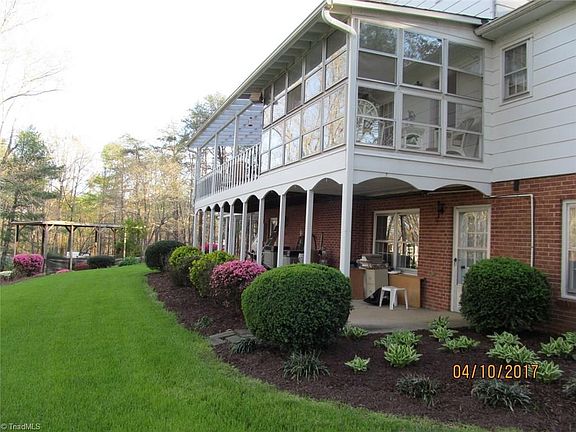 3rd image of 134 Essex Ln