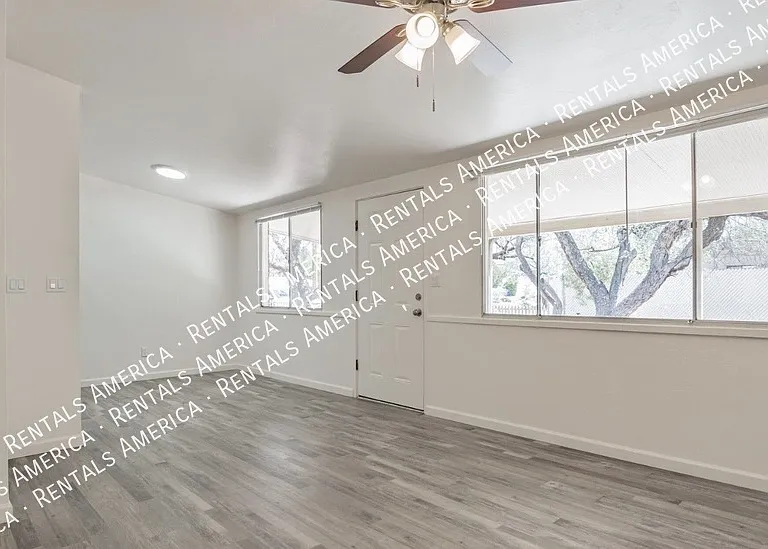 3950 E Fairmount St — Photo 2