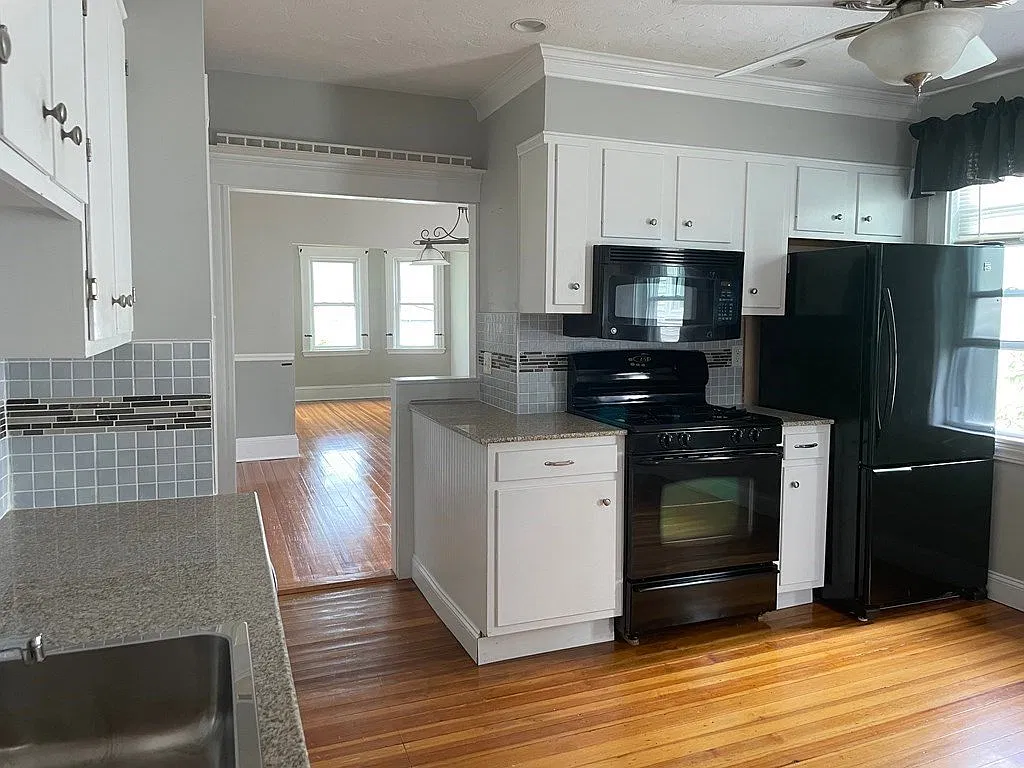 Big renovated 3BR 1BA apartment in Waverley Square — Photo 1