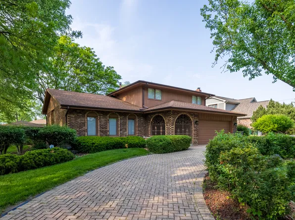17W036 Fern St, Willowbrook, IL 60527