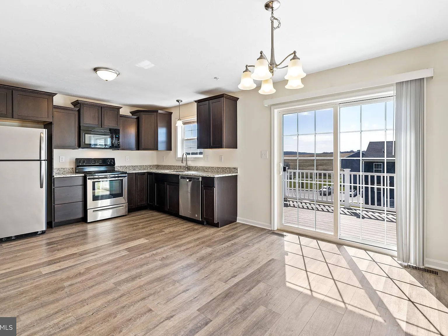 4 bed, 2.5 bath, 1625 sqft, $2,300 — Photo 3
