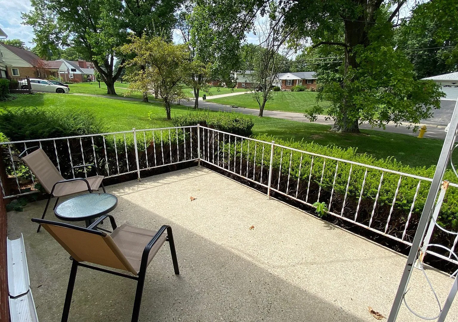 Fully Furnished with Washer and Dryer on quiet cul-de-sac — Photo 3