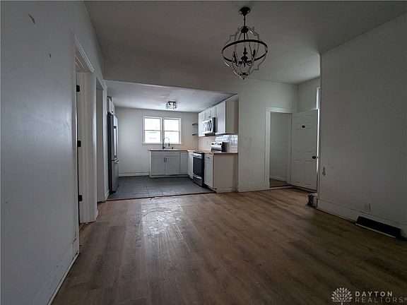 4th image of 242 Laurel Oak St