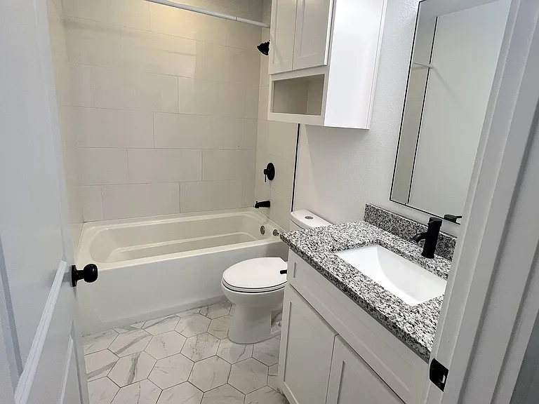 Upstairs full bathroom