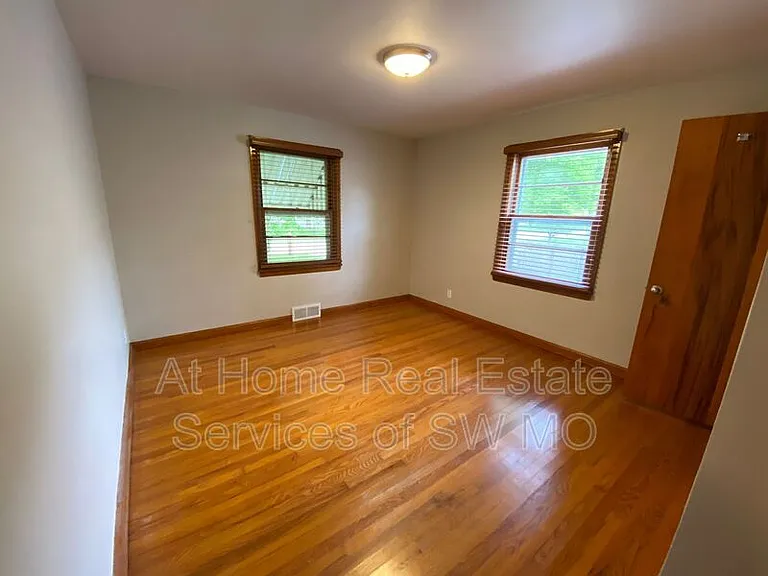 1526 S Kentwood Ave — Photo 14