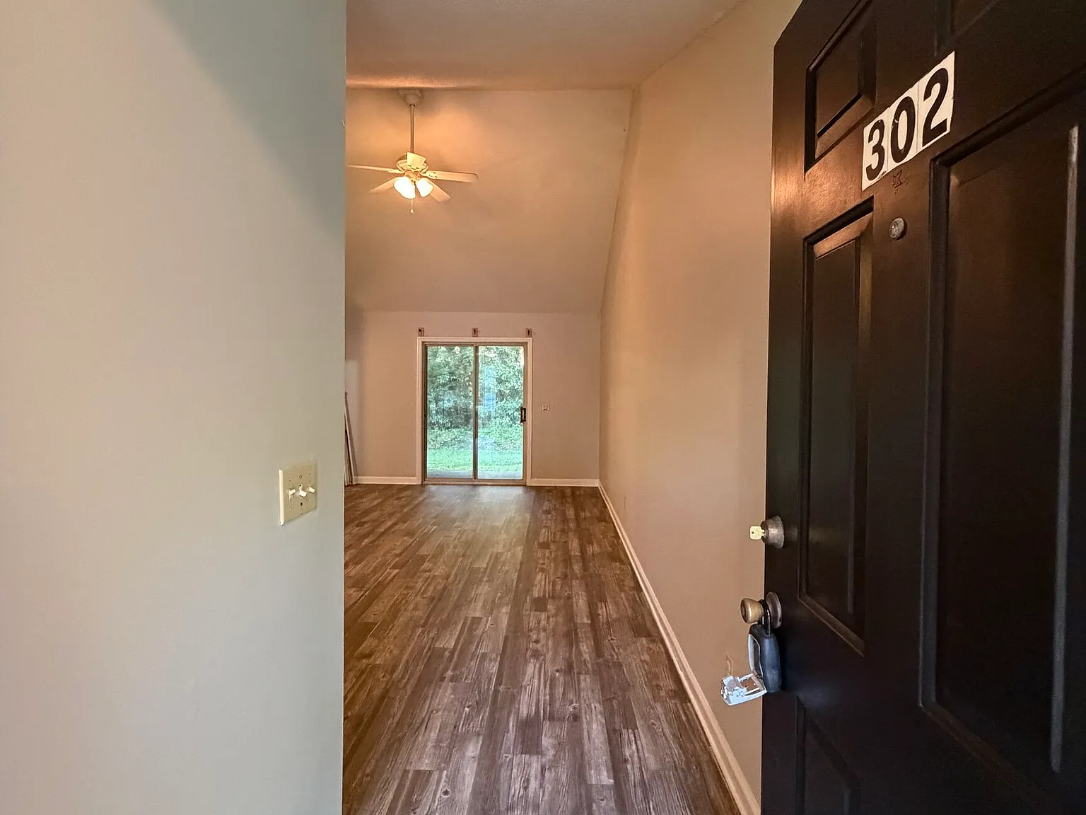 2 bed, 2.0 bath, 905 sqft, $1,200 — Photo 2