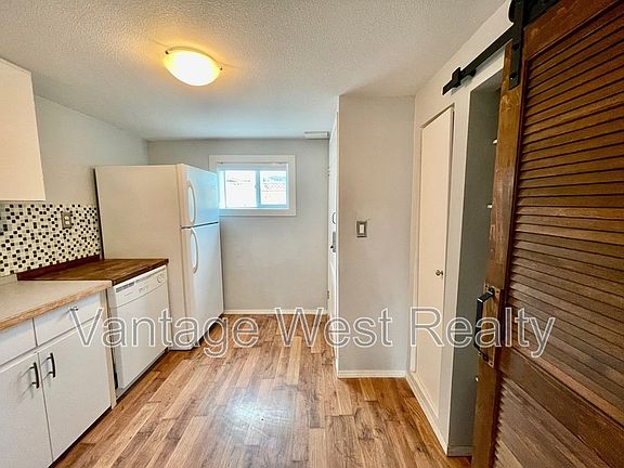 4th image of 982B Fuller Ave