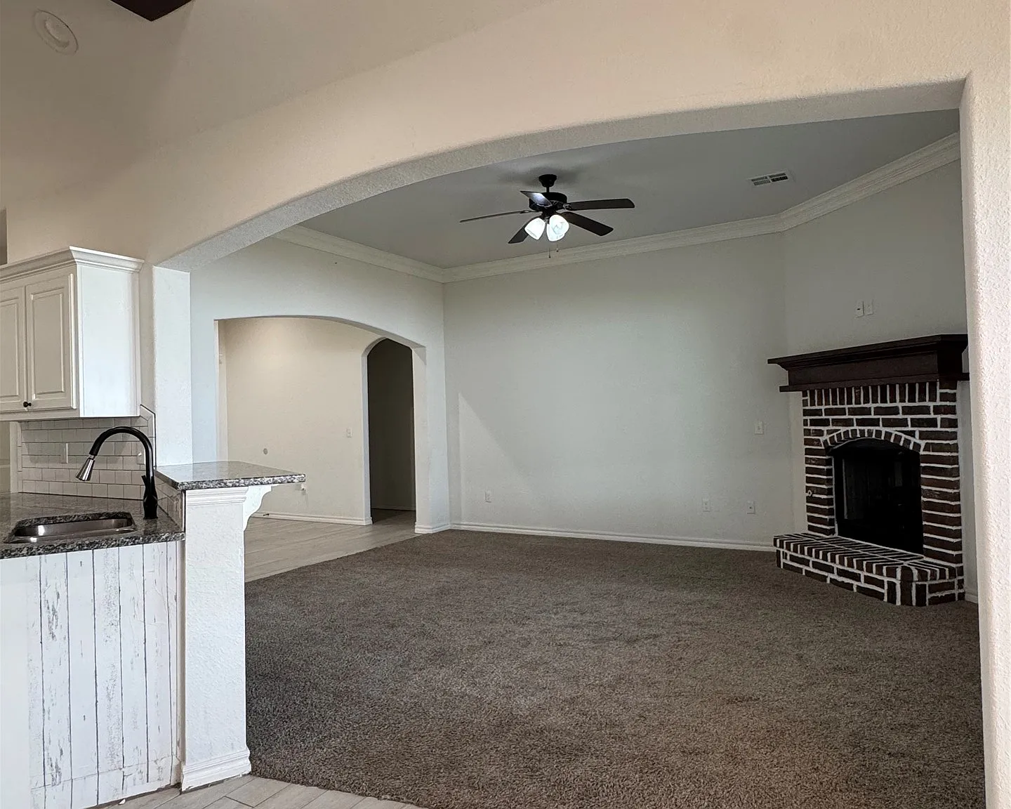 4 bed, 2.0 bath, 1674 sqft, $2,000 — Photo 2