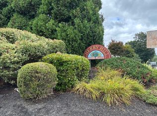 15 Maple Crest Cir APT B, Holyoke, MA 01040