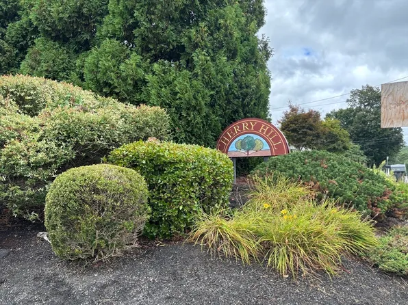 15 Maple Crest Cir APT B, Holyoke, MA 01040