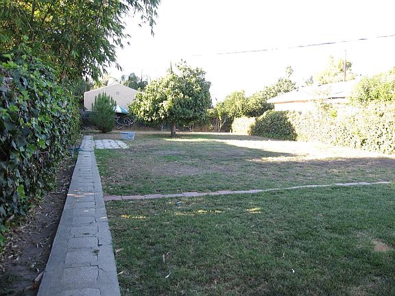 Privacy in Back yard fenced and secure