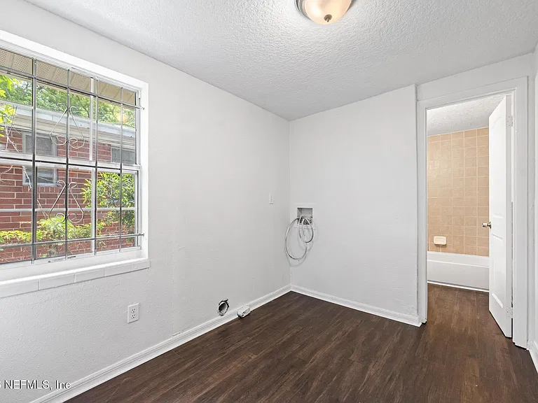 1424 W 9th St — Photo 8