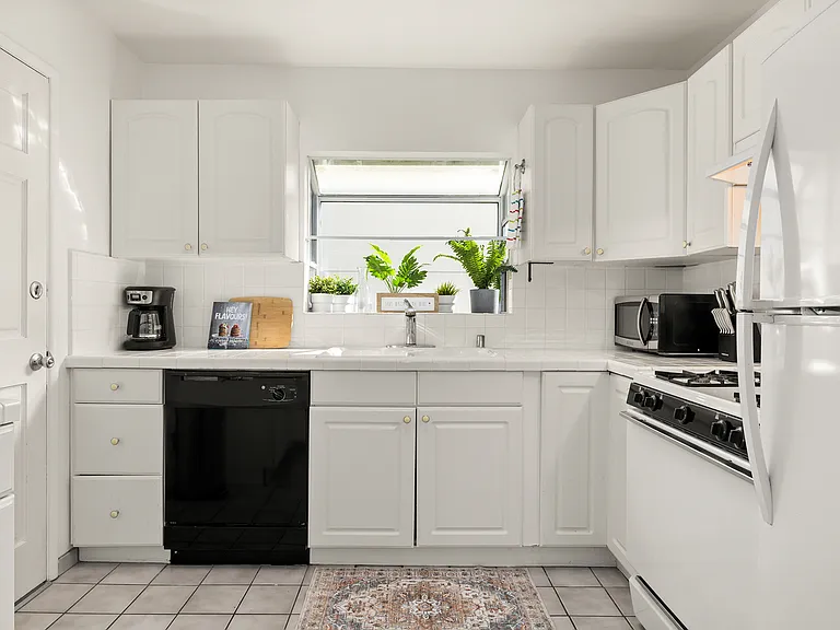1169 Amherst Ave #1173-1/2 — Photo 5