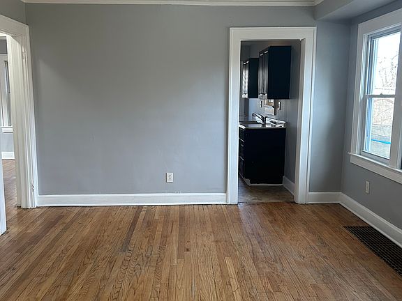 5th image of 1922 E 69th Ter