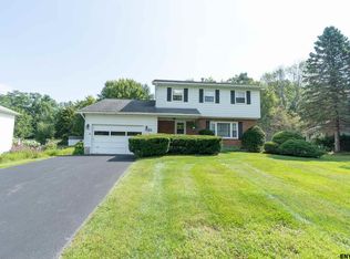 22 Fairlawn Dr, Selkirk, NY 12158