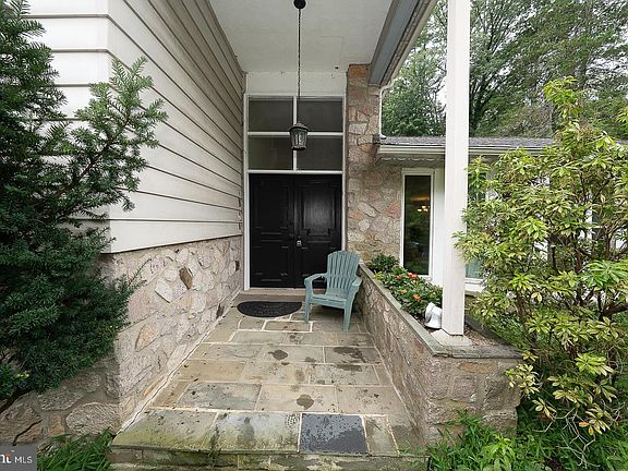 2nd image of 528 Sprague Rd