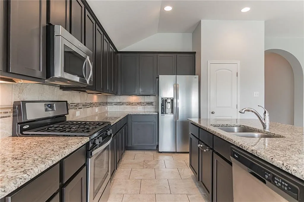 320 Lightcliff St — Photo 3