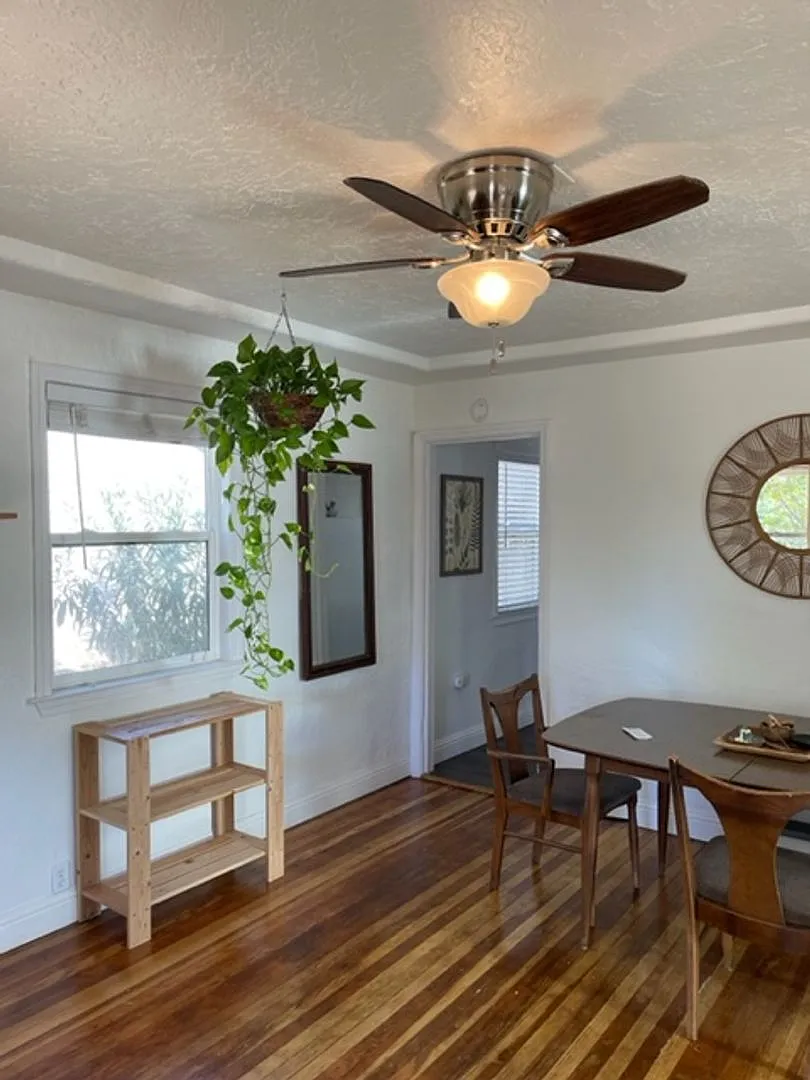 Vintage home in downtown Redding. — Photo 4
