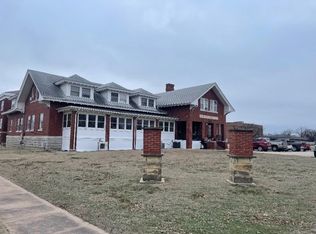 427 SE 2nd St, Newton, KS 67114