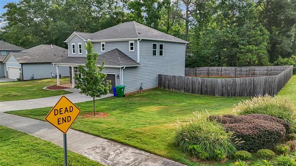 4 bed, 2.5 bath, 2258 sqft, $2,800 — Photo 3