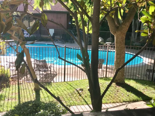 21931 Burbank Blvd, Woodland Hills, CA