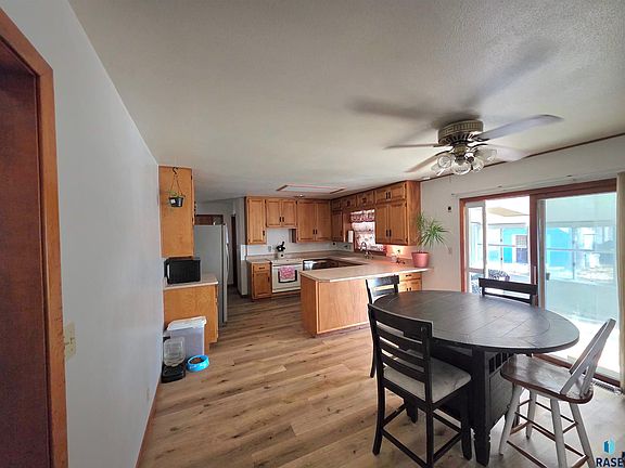 3rd image of 1002 Linden St N