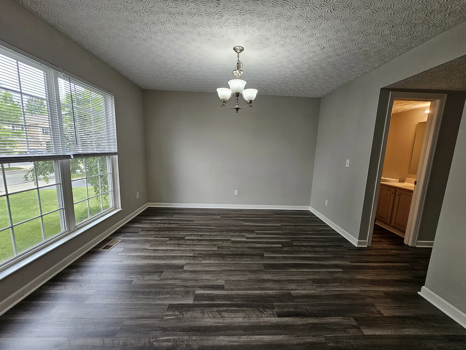 4 bed, 2.5 bath, 1989 sqft, $2,695 — Photo 3