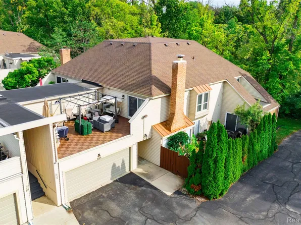 8309 Colony Dr APT 22, Grosse Ile, MI 48138