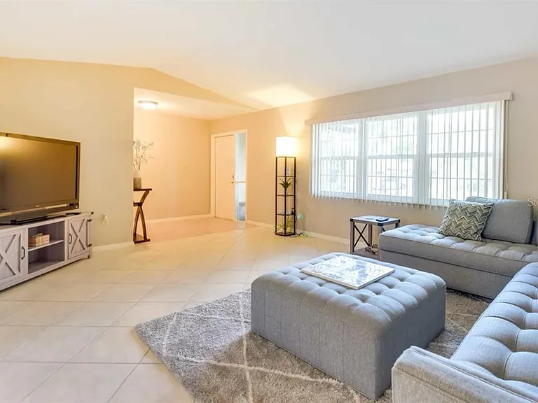 1342 Eagle St — Photo 4